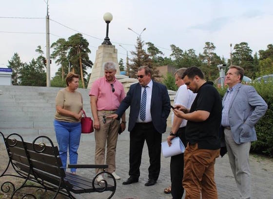Сергей Анташев осматривает территорию у памятника Татищеву
