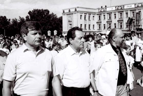 Начало 90-х. Константин Титов на площади Куйбышева с соратниками