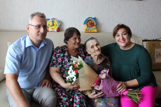 Евдокию Лукину поздравили со 100-летним юбилеем 