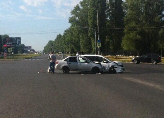 Столкновение "Тойоты" и "Гранты" в Тольятти