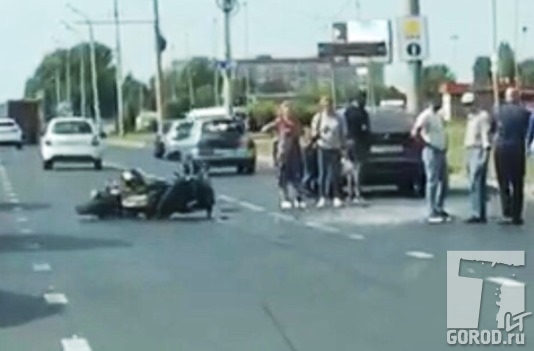 Тольятти, после столкновения мотоцикл оказался на асфальте 