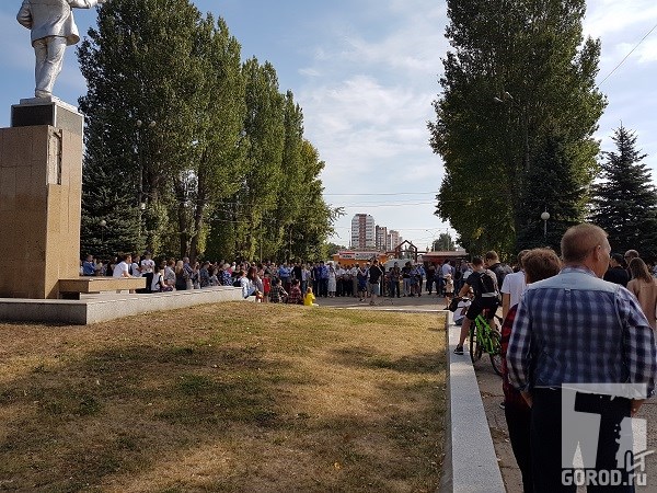 Тольятти, митинг у подножия памятника вождю