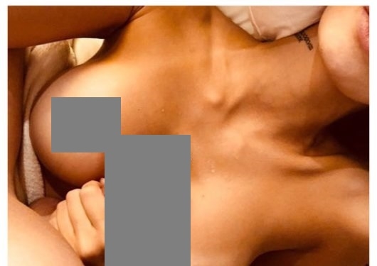 Молодые нимфы слили снимки с голыми титьками и пилотками в сеть порно фото и секс фотографии