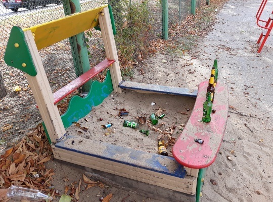 В Тольятти кто-то отдохнул на ущербной детской площадке  