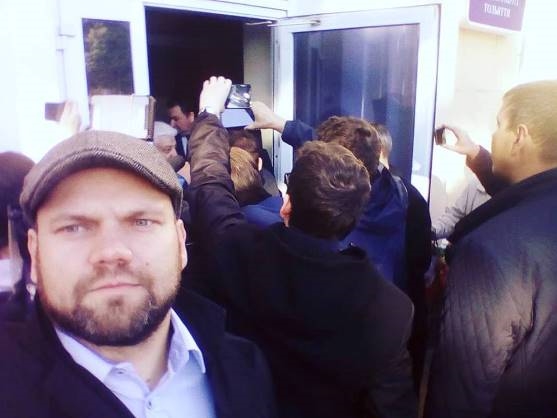 Тольятти, коммунисты пытаются прорваться в здание Думы 