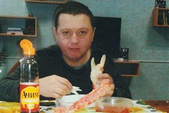 Вячеслав Цеповяз ест краба