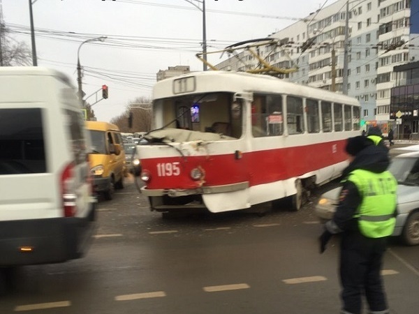 Трамвай получил серьезные повреждения
