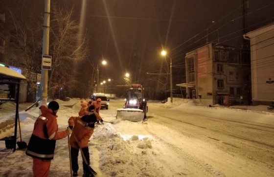 Устранение последствий снегопада на ул. Комзина