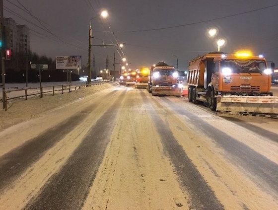 От снега расчищают Южное шоссе