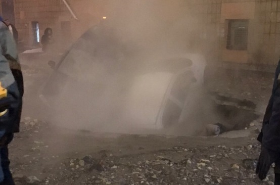 Санкт-Петербург, автомобили провалились в яму с кипятком 