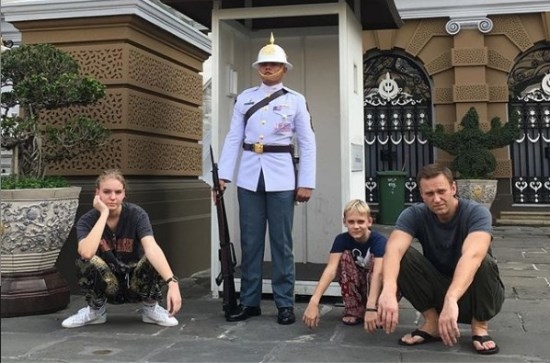 Семья Навального вынуждена купить тайские штаны