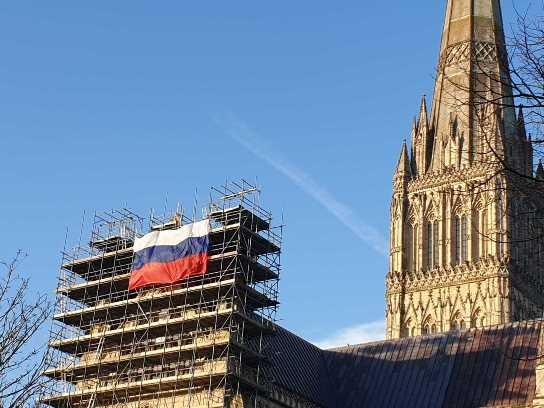 Российский флаг на соборе в Солсбери засняли очевидцы