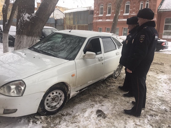 Полицейские вызволили автомобиль из снежного плена