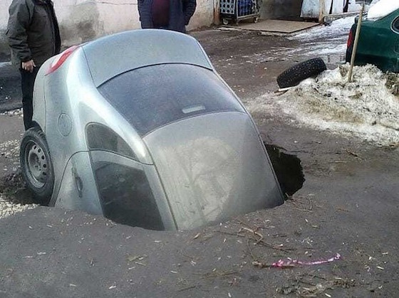 Передняя часть легковушки ушла под землю (фото: ГТРК "Самара")