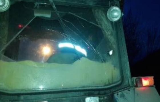 Сызранец схватил глыбу льда и бросил в стекло трактора