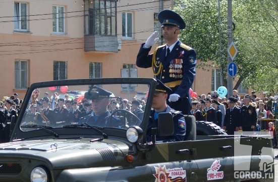 Альберт Омаров на параде Победы в Тольятти 