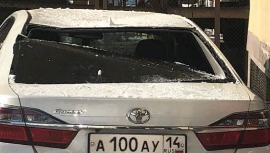 Автомобиль мэра Якутска после падения снежной глыбы 