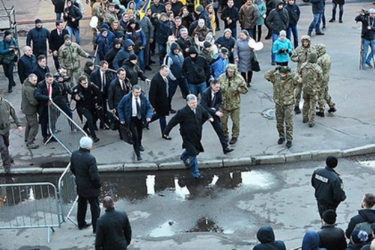 Российские СМИ утверждали, что Порошенко бежит от толпы
