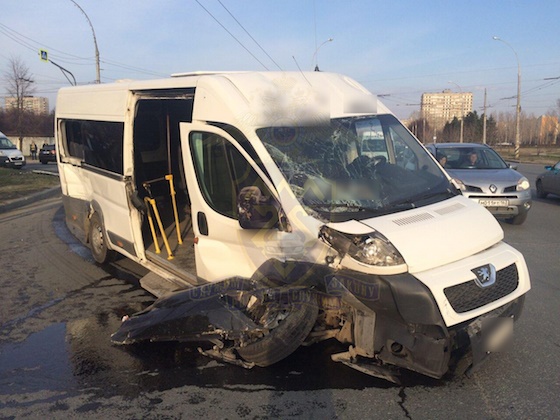 В ДТП пострадали две пассажирки микроавтобуса