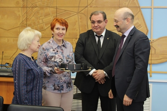 Михаил Задорнов вручает подарок краеведческом музею Тольятти