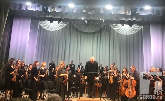 Дирижер Мурад Аннамамедов и оркестр сыграли Вестерн-концерт