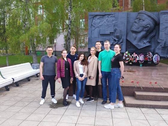 Студенты юрфака ТГУ у мемориала Никонова