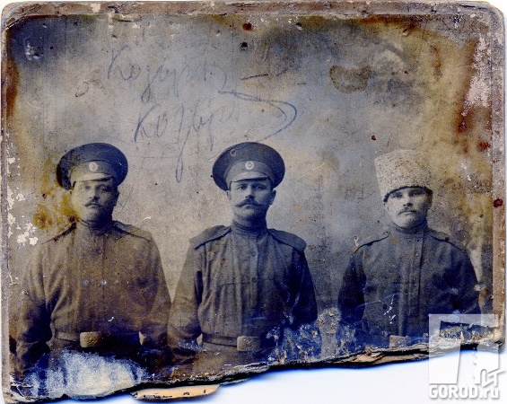 Борисов Дмитрий Никифорович, прадед писателя (в папахе справа) 