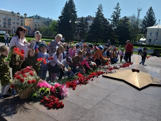 Воспитанники детсадов возложили цветы к Вечному огню 