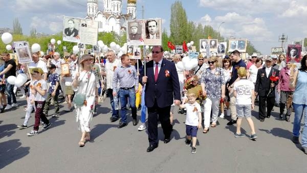 Глава Тольятти возглавляем шествие