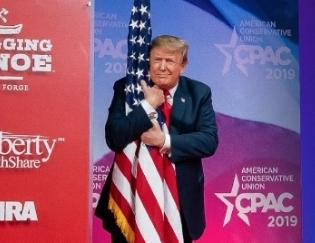 Трамп обнял флаг как порнозвезду 