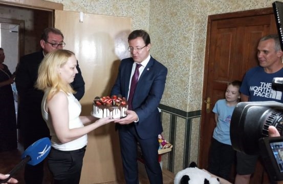 Дмитрий Азаров оставил торт детям