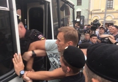 Алексея Навального затаскивают в автозак 