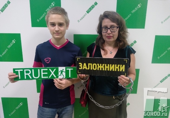 Алексей Гребнев с мамой после квеста 