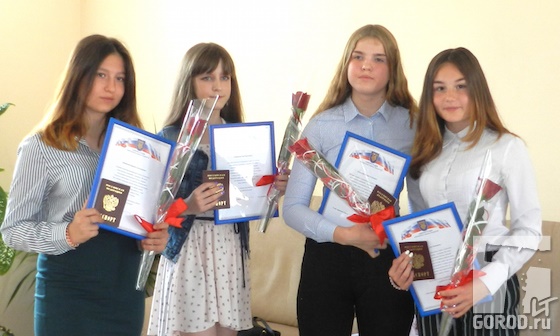 Юные тольяттинки получили паспорта из рук Сергея Анташева