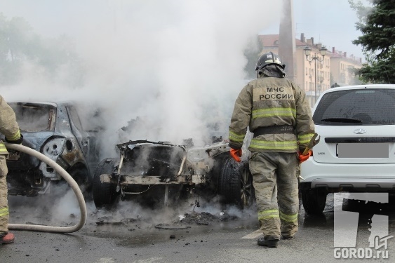 На площади Свободы от огня пострадало несколько машин 