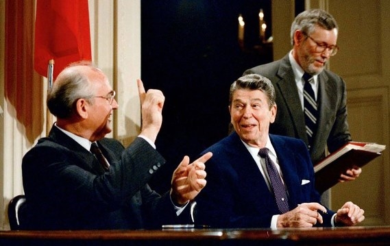 1987 г., Горбачев и Рейган подписали ДРСМД