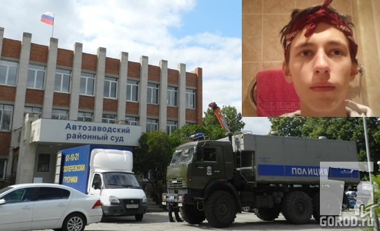 Автозак, на котором "маньяка с ножом" Семенова доставили в суд