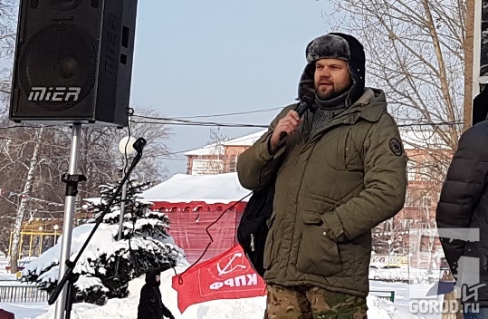 Павел Турков выступает на митинге коммунистов 