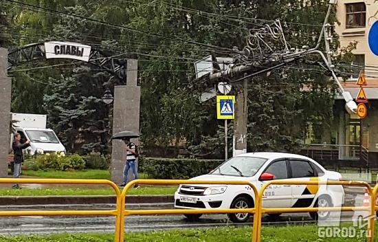 Падение столба на "Горсаде" в Тольятти