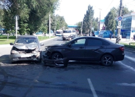 Последствия ДТП на улице Новозаводской в Тольятти 