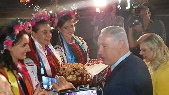 Супругов Нетаньяху приветствовали после приземления