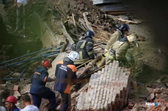 Новосибирск, спасатели эвакуируют пострадавших рабочих