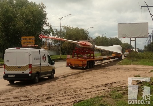 Скорее всего, через Тольятти перевозят лопасти ветряка 
