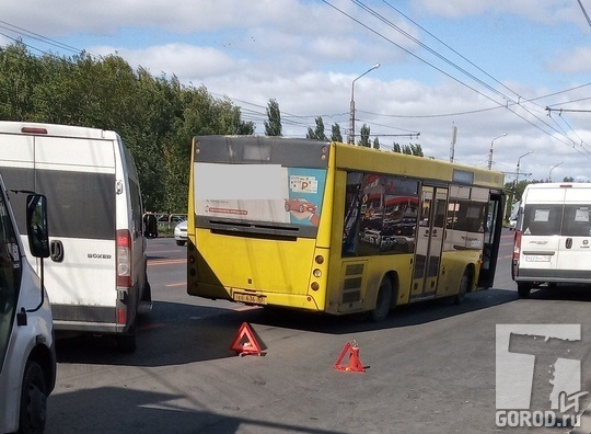 Желтый автобус зеркалом зацепил белый