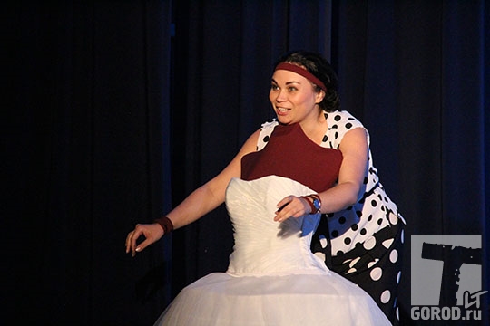 Ольга Ильтимирова в спектакле «Платье белое»