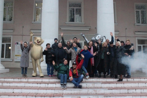 Гости на ступенях тольяттинского театра кукол