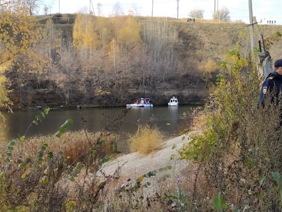 Автомобиль ВАЗ-2110 скатился в реку со спуска...