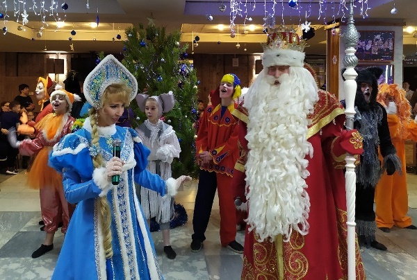 Дед Мороз и снегурочка в ДК "Тольятти"