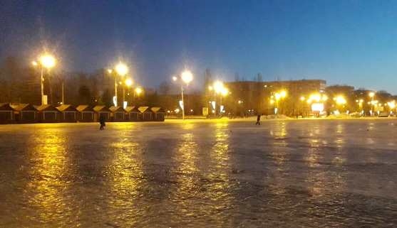 Центральная площадь Тольятти вечером 23 декабря