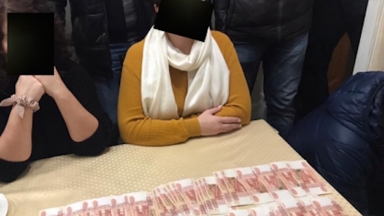 Депутатшу и ее подельницу повязали после передачи денег